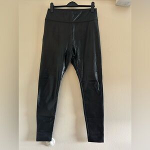 Pre owned, overall in good condition, please reference pictures.